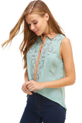 Contrast collar embroidery sleeveless shirt top