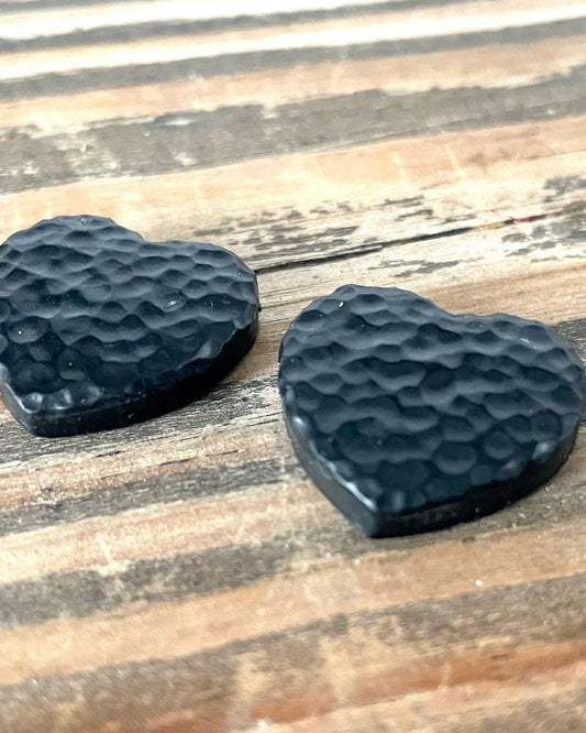 Hammered black hearted stud