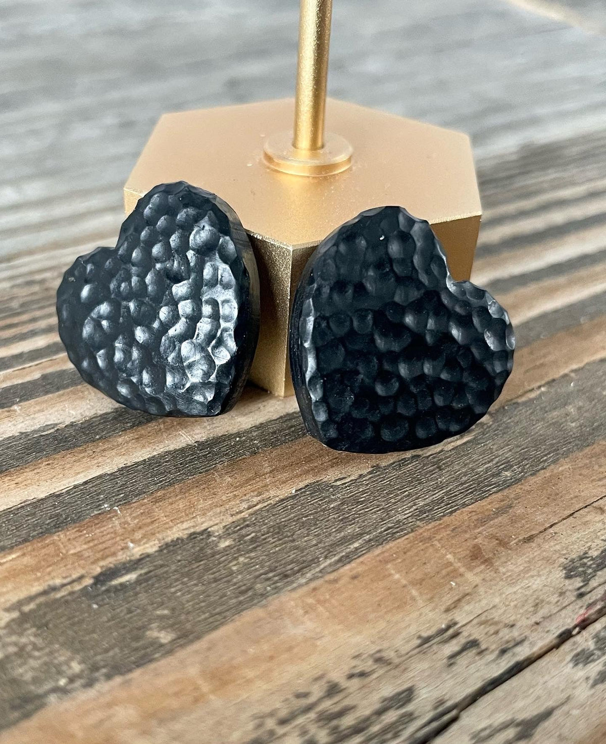 Hammered black hearted stud