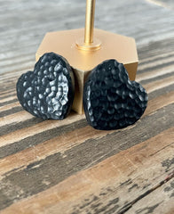 Hammered black hearted stud